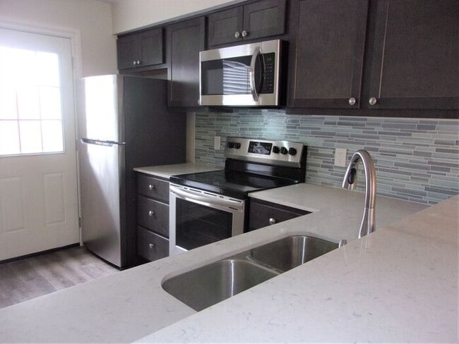 Building Photo - 2 BED 1.5 BATH TWO STORY TOWNHOUSE- WARR A...
