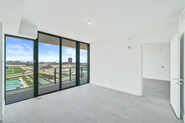 Building Photo - 1170 E Hallandale Beach Blvd