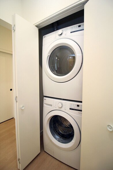 Building Photo - 7530 N Richmond Ave