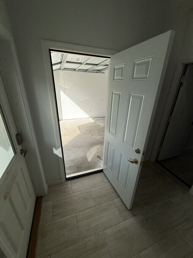 Building Photo - Spring Special! ONE MONTH FREE RENT! Moder...