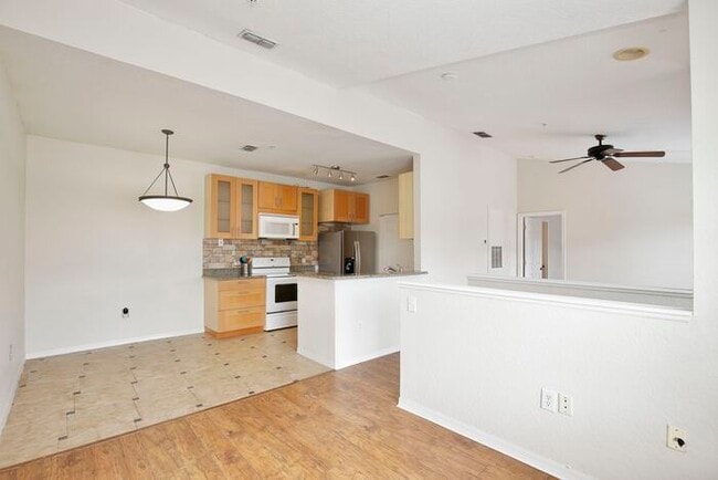 Building Photo - Stylish 3/2 Corner-Unit Condo with Resort ...