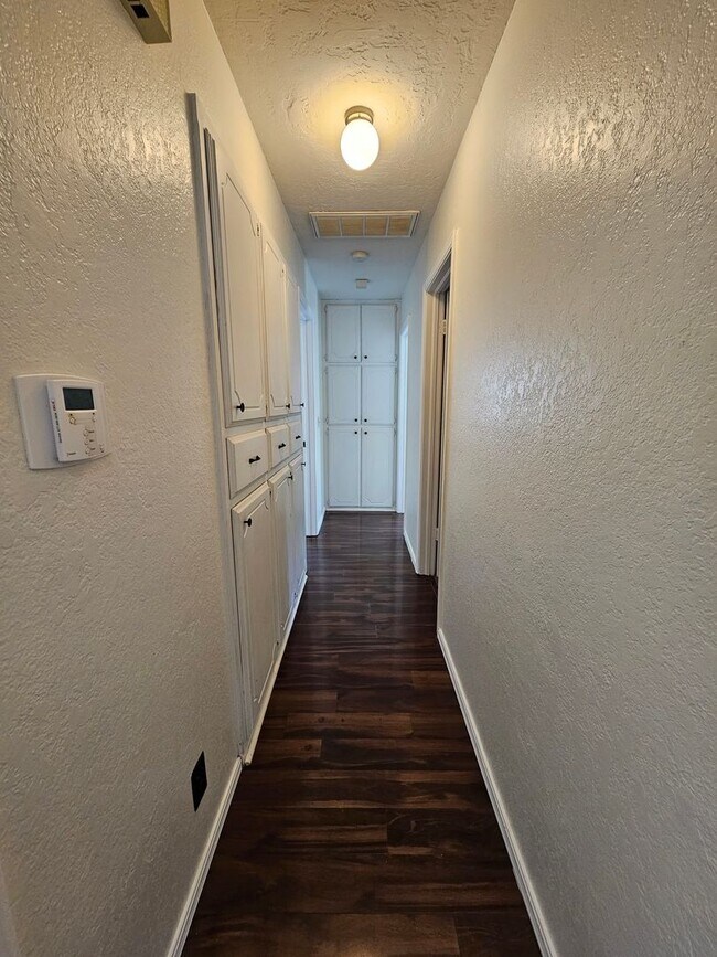 Building Photo - (3) Bed/(2) Bath Avail NOW! Oakhurst Addition!