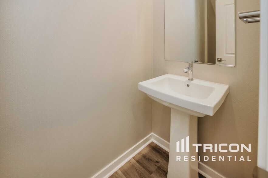 Building Photo - 31556 Hans Dr