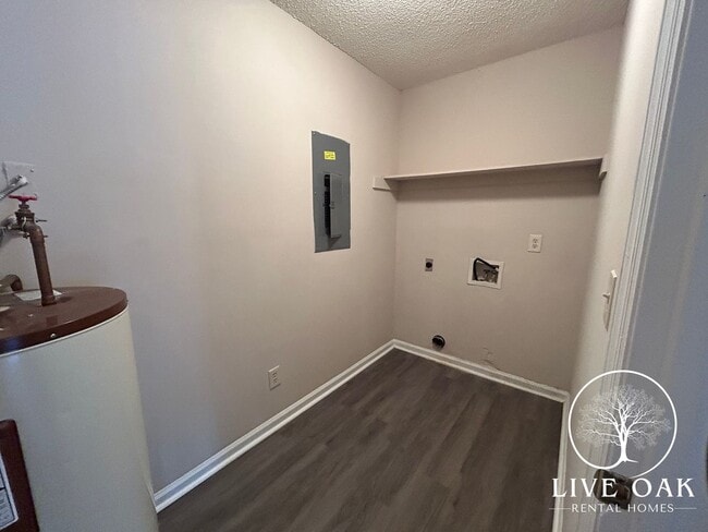 Building Photo - MOVE IN SPECIAL: $500 OFF 1ST MONTH'S RENT!**