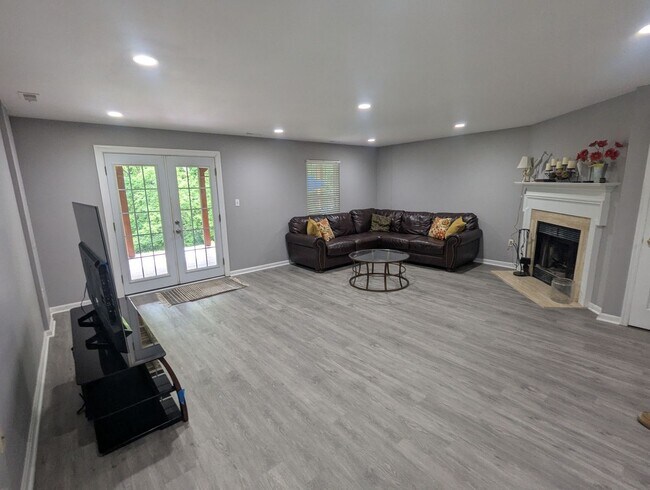 Building Photo - Beautiful 3 level END UNIT townhouse that ...