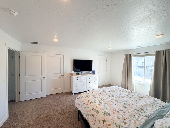 Building Photo - Hidden Springs Gem