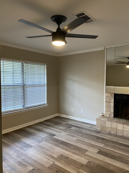 Living Area - 3850 Creighton Rd