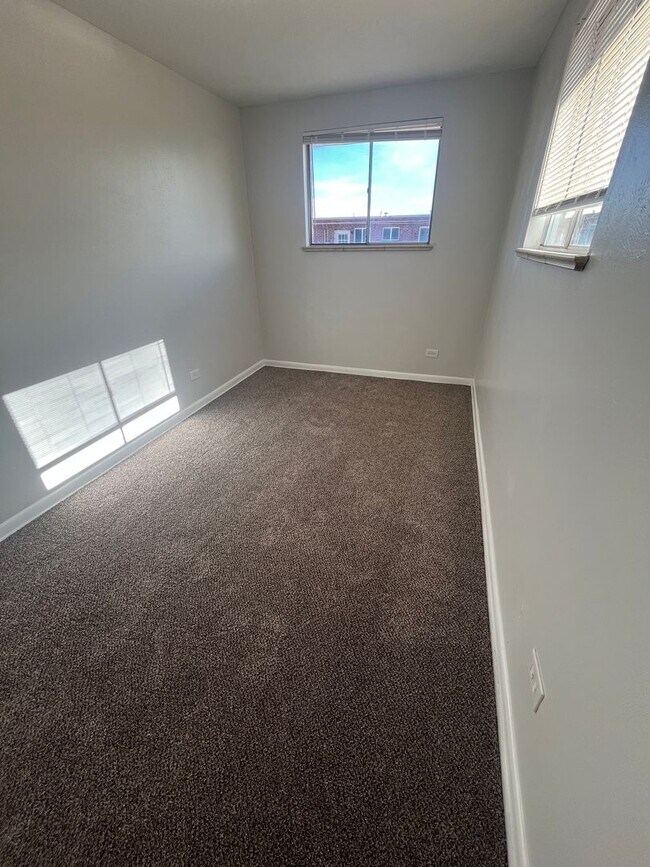 Building Photo - Updated 2-Bedroom Upper Unit – Lakewood