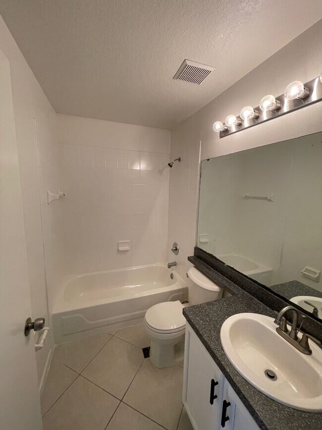 Building Photo - 4 Bedroom, 2 Bathroom Single Family Home