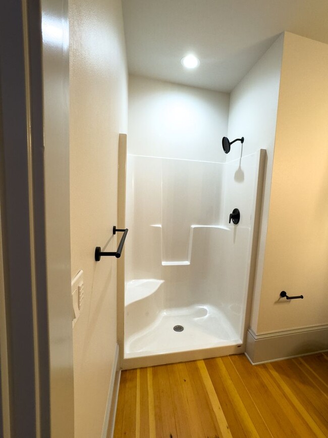 Building Photo - NEWLY RENOVATED DOWNTOWN SALEM ONE BEDROOM