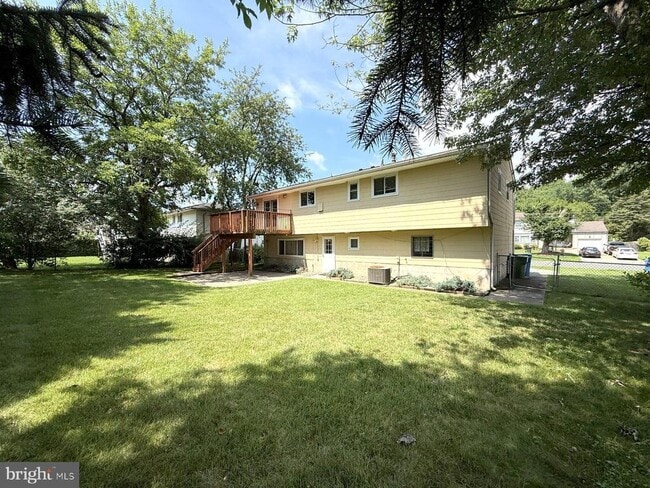 Building Photo - 11 Knollwood Dr