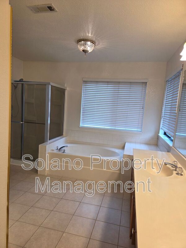 Building Photo - 1204 Shell Ct