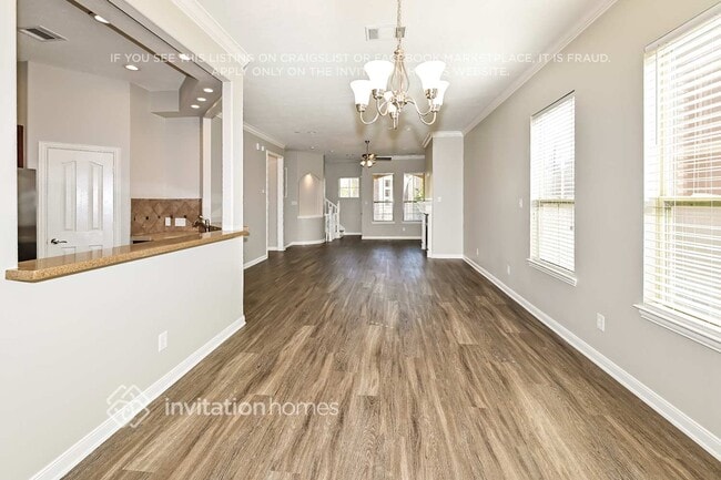 Building Photo - 912 W 25th St