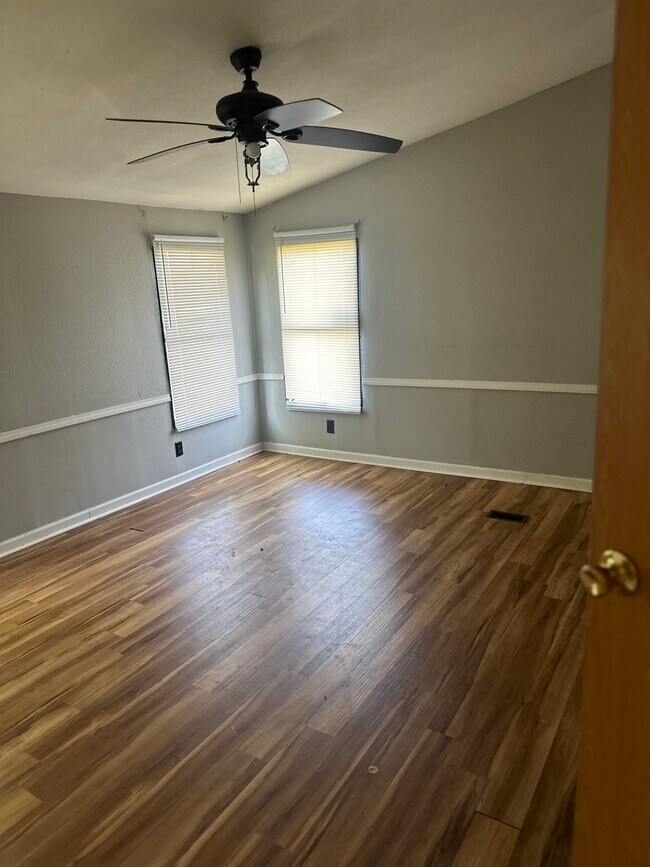 Building Photo - 122 S Georgetown Rd