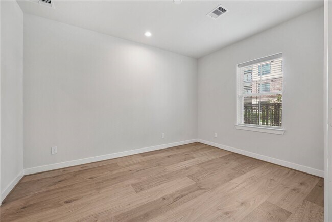 Building Photo - 3037 Hicks St