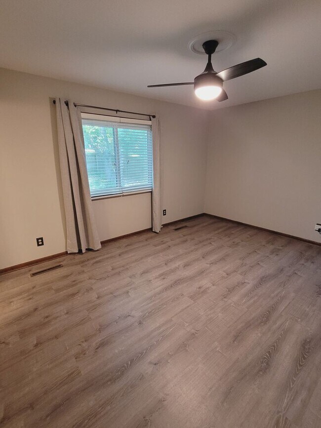 Building Photo - 3 bed, 3 bath home off Chapel Hill Road