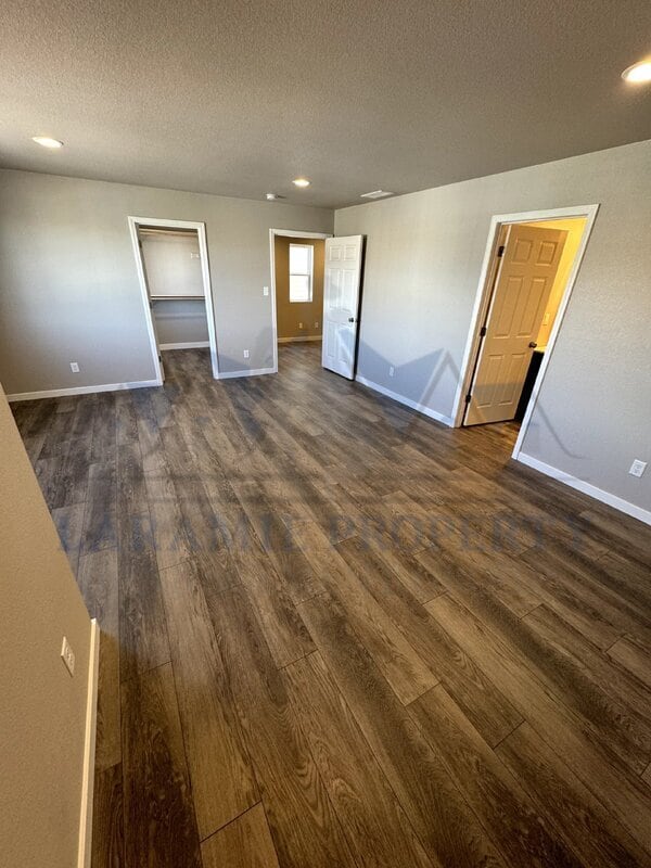 Building Photo - 4521 E Bobolink Ln