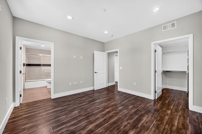 Building Photo - 18358 Saticoy St