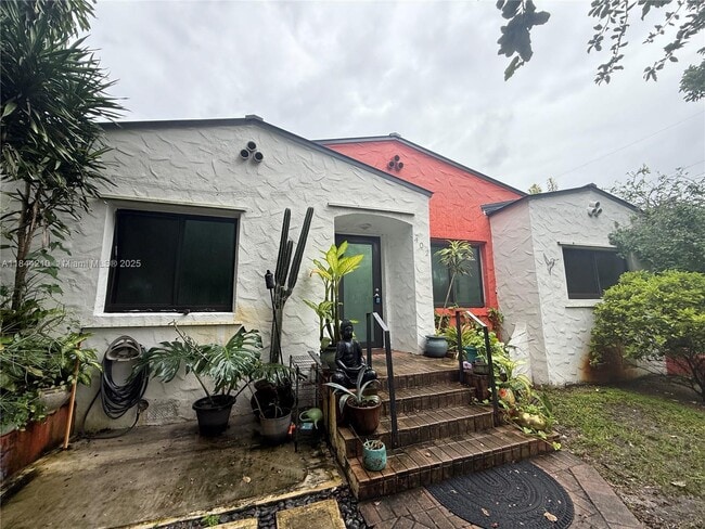 Building Photo - 402 SW 33rd Ave