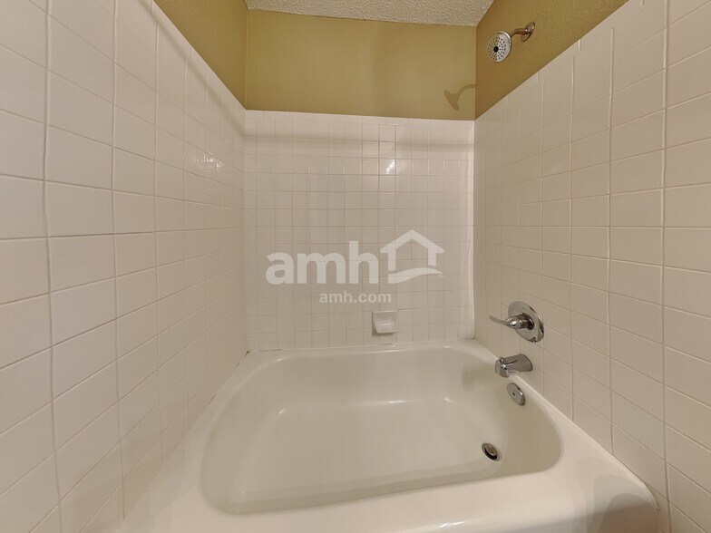 Building Photo - 14470 Forsythia Ln