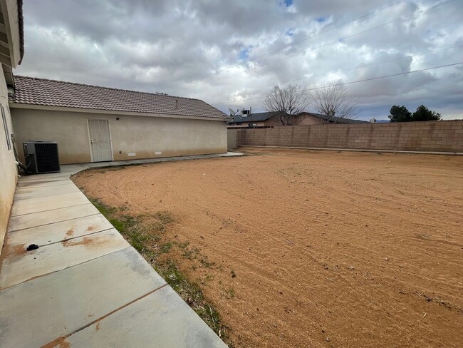 Building Photo - Beautiful Apple Valley Home in The Vineyar...