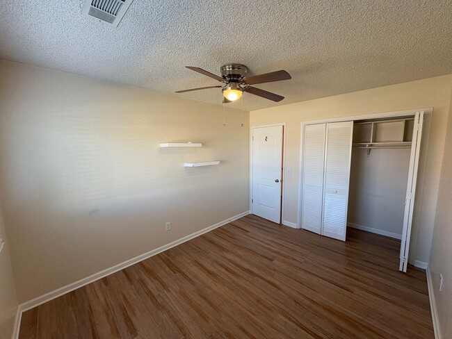 Building Photo - Lemoore Home Available Now!