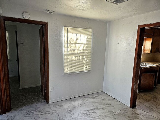 Building Photo - Cozy 4 Bedroom Home