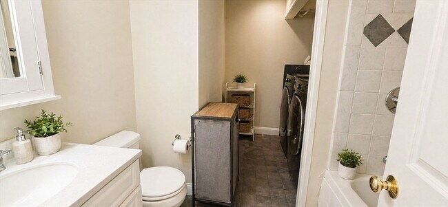 Building Photo - 39 Court St