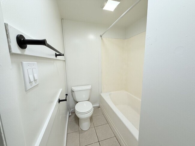 Building Photo - Charming 1 Bedroom 1 Bathroom Apartment *M...