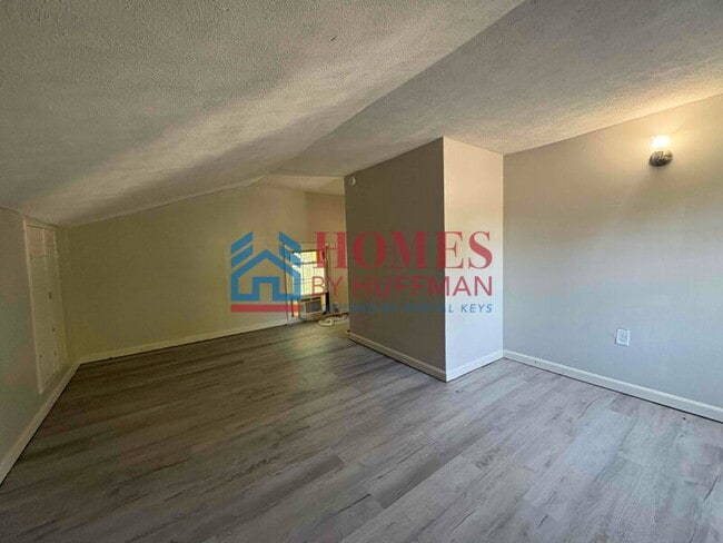 Building Photo - Three Bedroom | House | Pet Friendly | Mov...