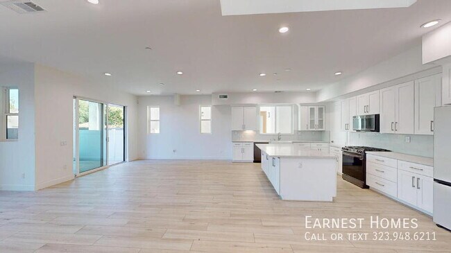 Building Photo - 8474 Camelia Ct
