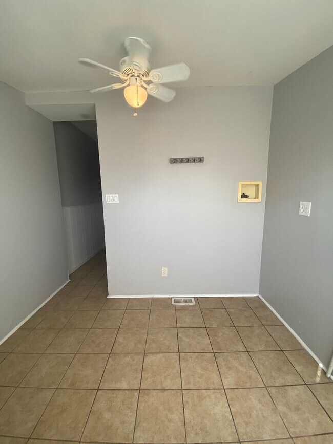 Building Photo - Two Bed/1Bath House