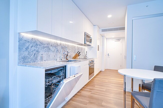 Building Photo - Larger Studio Unit with Lanai in Aalii