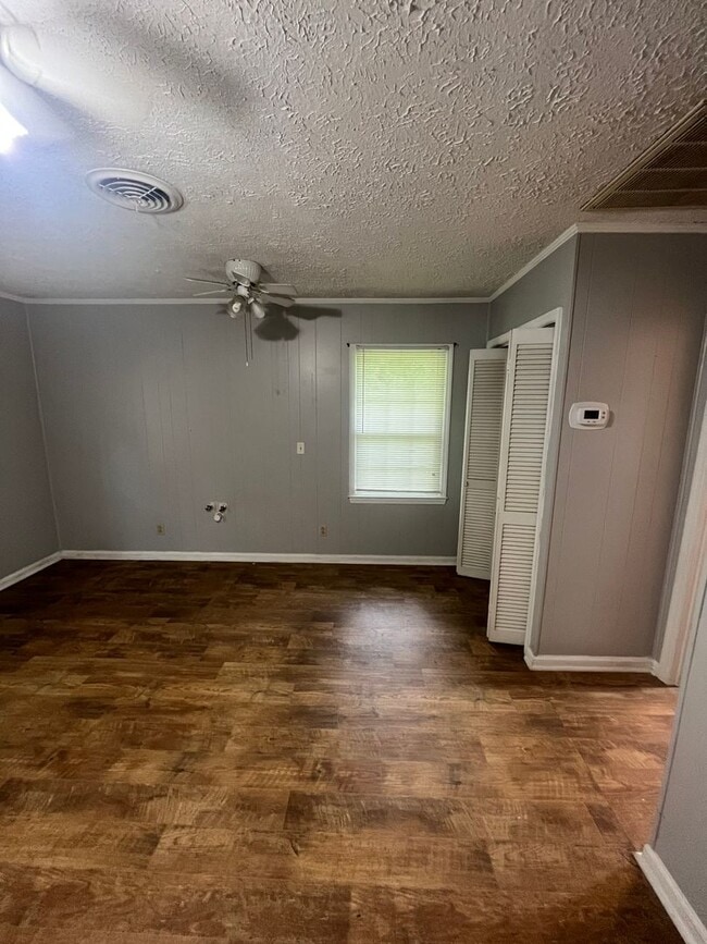 Building Photo - 3 Bed/2 Bath Home