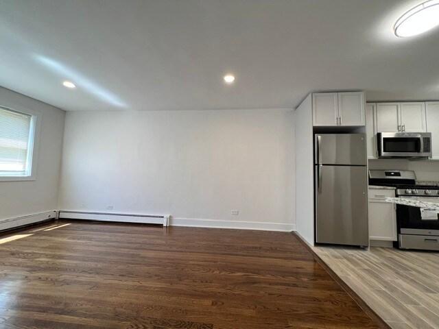 Building Photo - 2401 W Balmoral Ave