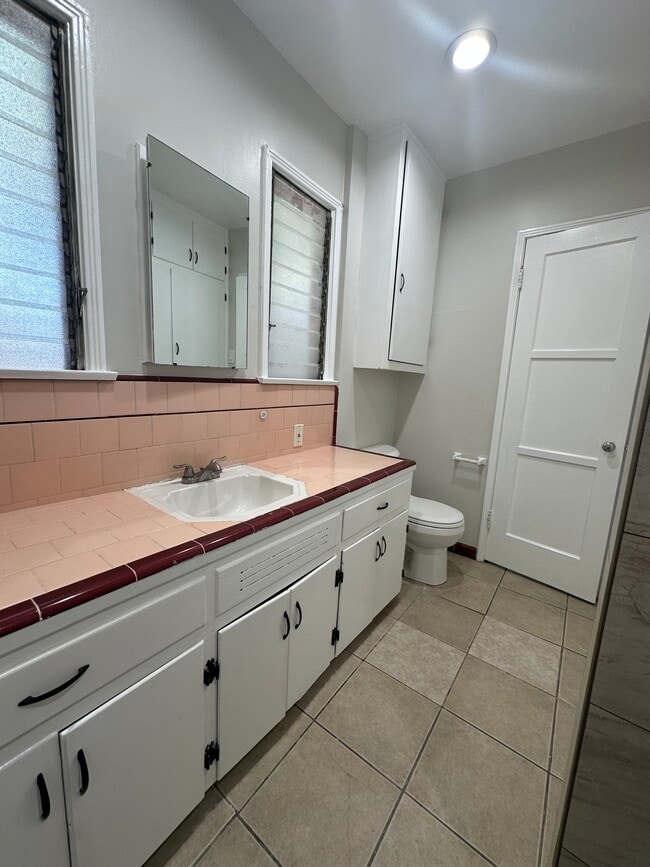 Bright bathroom - 5646 Farmdale Ave