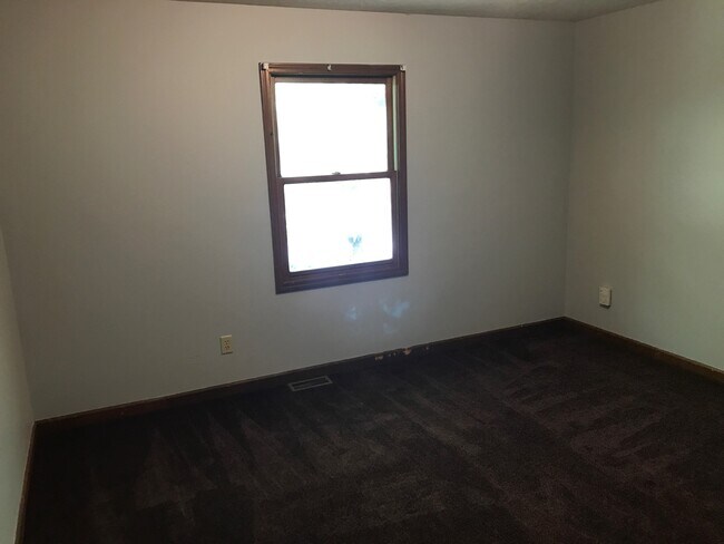 Building Photo - 601 S Park Square Dr