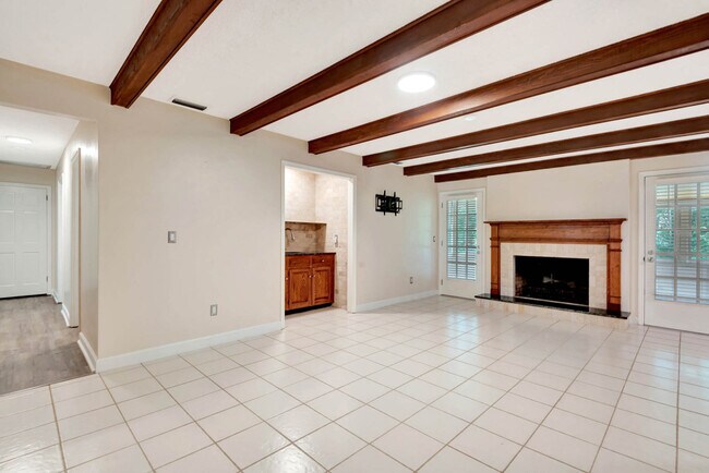 Building Photo - 20 Crooked Tree Trail