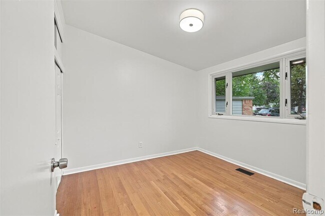 Building Photo - 1011 Brooklawn Dr