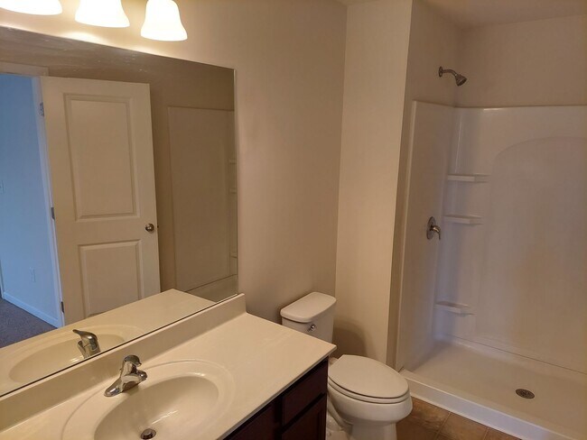 Building Photo - Stunning Townhome with Modern Finishes & Resort-Style Amenities – Available July 1!