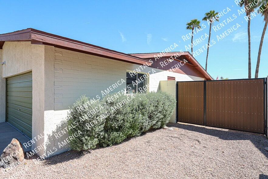 Building Photo - 11621 N 30th St