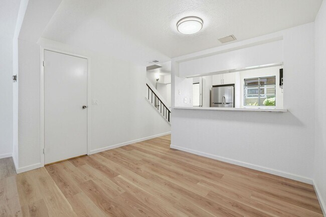 Building Photo - Beautiful Spacious 2-bedroom 1.5-Bath Townhome in Martinez!
