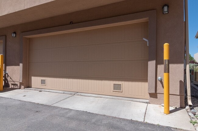 Building Photo - End Unit Townhouse Available Now!