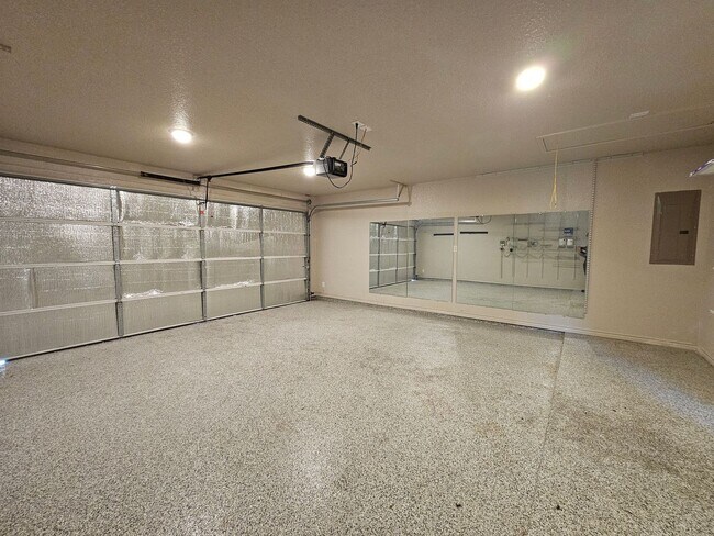Building Photo - RENT REDUCTION & AVAILABLE FOR MOVE-IN NOW!