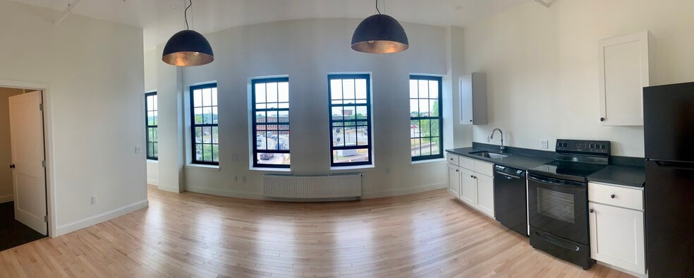 Building Photo - 146 Main St