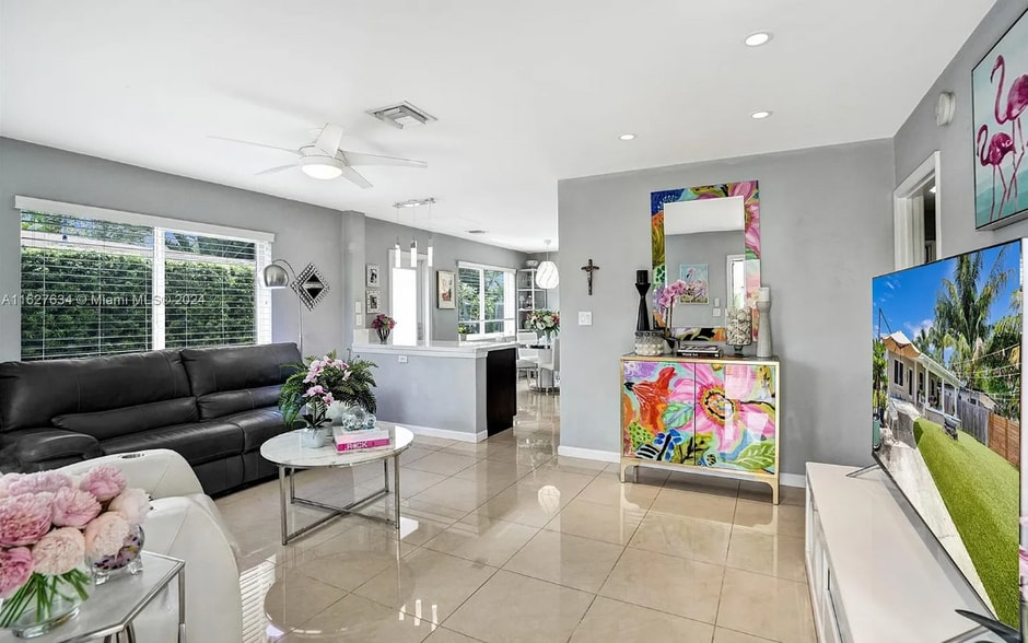 Building Photo - 1001 NE 17th Ct