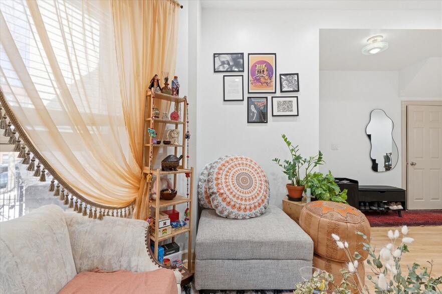 Building Photo - 5739 N Winthrop Ave