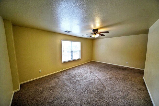 Building Photo - Beautiful Rental now available in Thistle Creek (Schertz) - 5 Bedrooms! Realtor Commission: $750