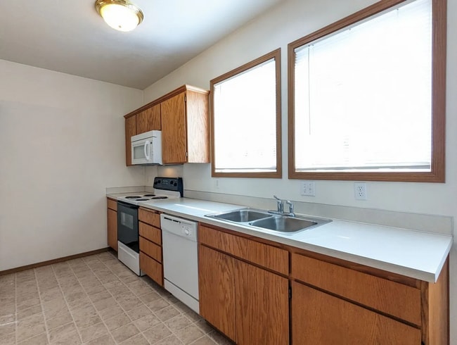 Building Photo - IveJ02