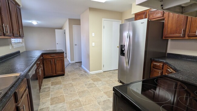 Building Photo - SPACIOUS TWO STORY 3 BED/2.5 BATH WITH FENCED BACKYARD IN CUL-DE-SAC!